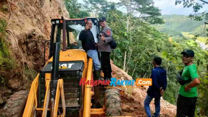 Longsor Tutup Jalan Penghubung