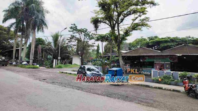 PKL Dadaha Tasikmalaya Berjualan di Tengah Bau Tak Sedap TPS