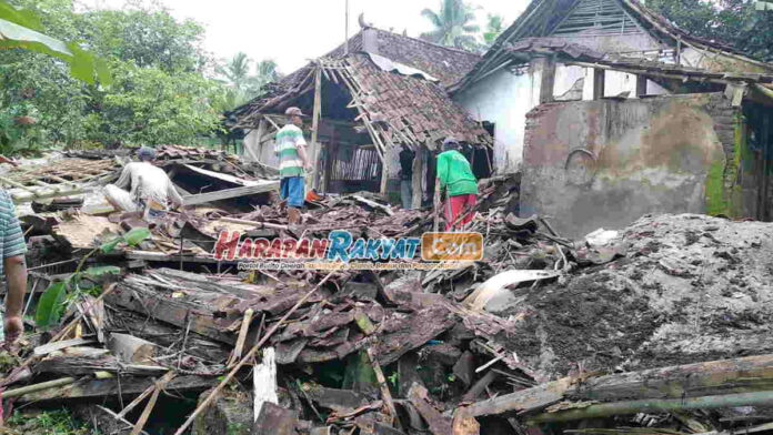 Rumah Warga Roboh usai Diguyur Hujan di Pamarican Ciamis