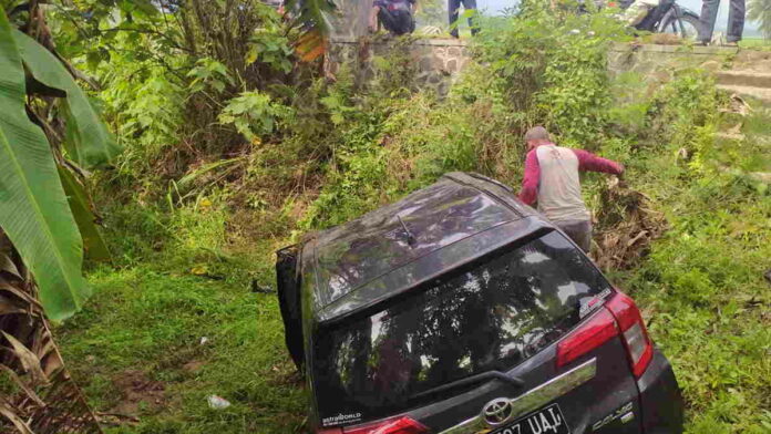 Sopir Ngantuk, Minibus Terjun ke Sawah di Jalan Raya Pamarican Ciamis