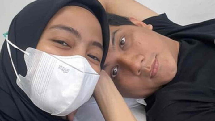 Suami Tantri Kotak Operasi, Sebulan Berdarah-darah