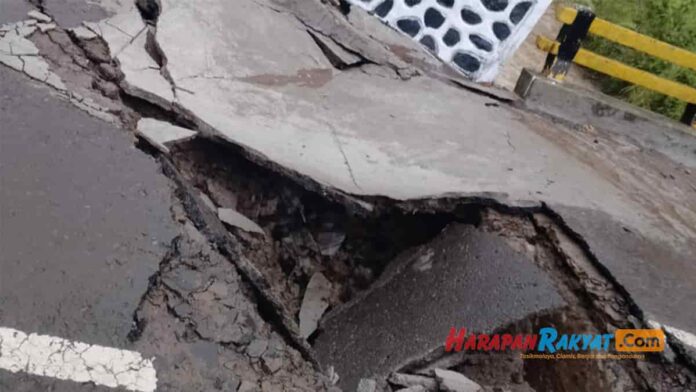 Sungai Cipanengen Mengamuk, Akses Jalan Kabupaten di Pamulihan Garut Terputus