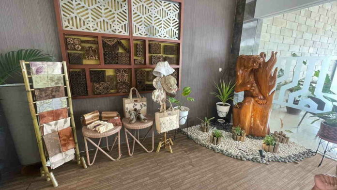 Tarik Minat Wisatawan, Hotel di Pangandaran Ini Buka Gerai Batik Dahon