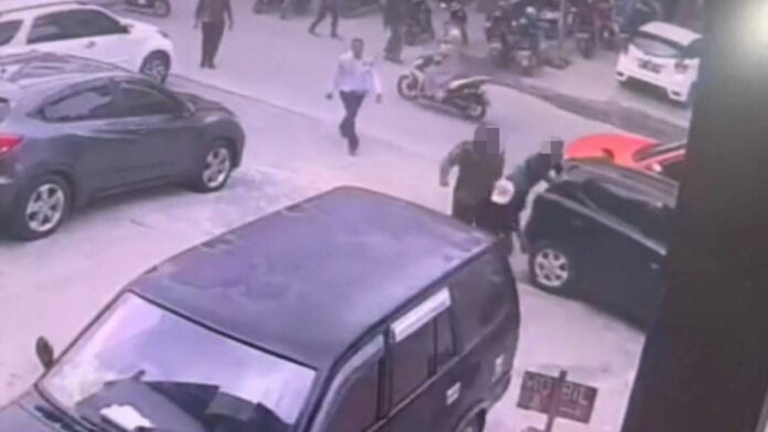 Tega, Anak Anggota DPRD Wajo Tendang dan Tinju Tukang Parkir
