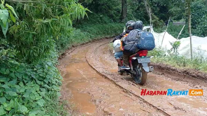 Jalan rusak tenjolaya Kabupaten Bandung