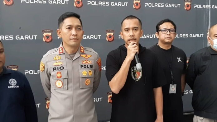 Polisi Bongkar Makam Korban Pembunuhan Wowon Cs