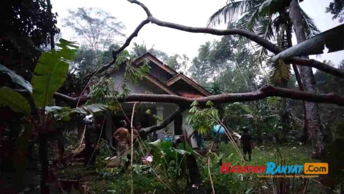 28 Rumah Rusak Akibat Hujan Deras dan Angin Kencang Melanda Karangpawitan Ciamis