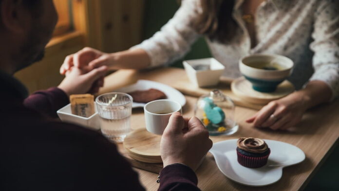 Arti Mimpi Makan Bersama Orang yang Sudah Meninggal