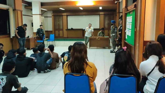 Asyik Karaoke, Puluhan Remaja di Tasikmalaya Terjaring Razia