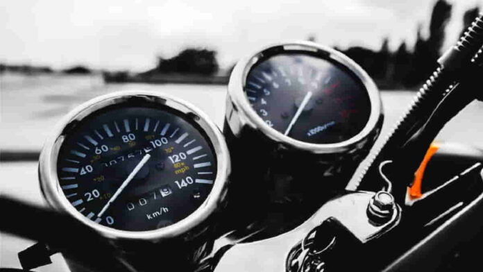 Cara Membersihkan Speedometer Motor Agar Kinclong Tanpa Retak