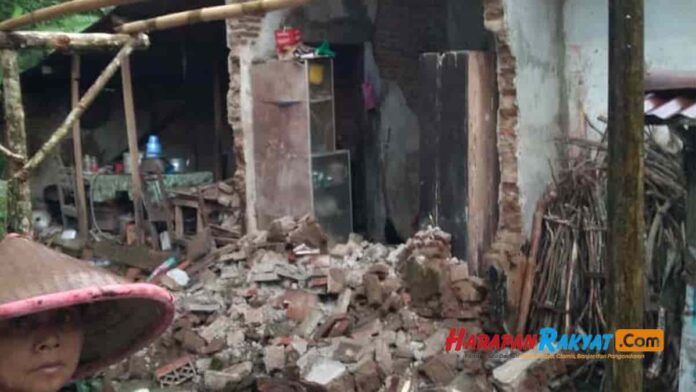 Hujan Deras, Dinding Rumah Warga Ciherang Ciamis Ambruk