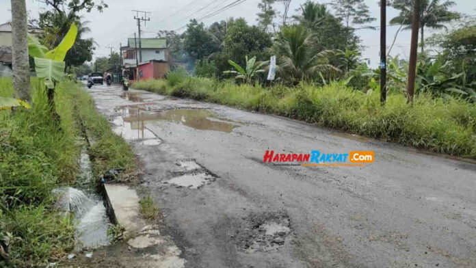 Jalan Rusak di Sariwangi Tasikmalaya
