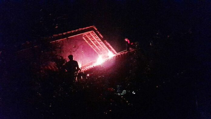 Khawatir Membahayakan, Petugas Damkar Kota Banjar Musnahkan Sarang Tawon