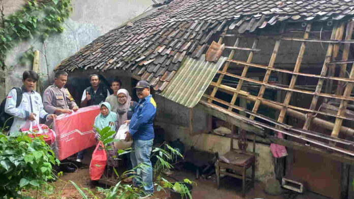 Miris, Rumah Lansia di Mekarjaya Ciamis Nyaris Ambruk, Dinsos Berikan Bantuan