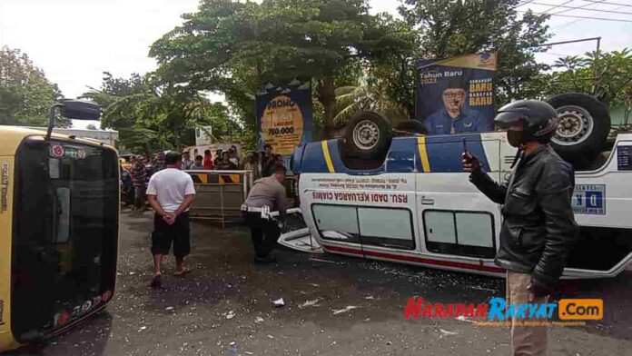 Mobil Ambulance Bawa Bayi Terguling di Simpang Tonjong Ciamis