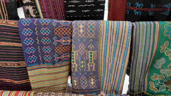 Motif Kain Tenun untuk Pakaian Kasual, Ide Tampilan Simpel dan Elegan