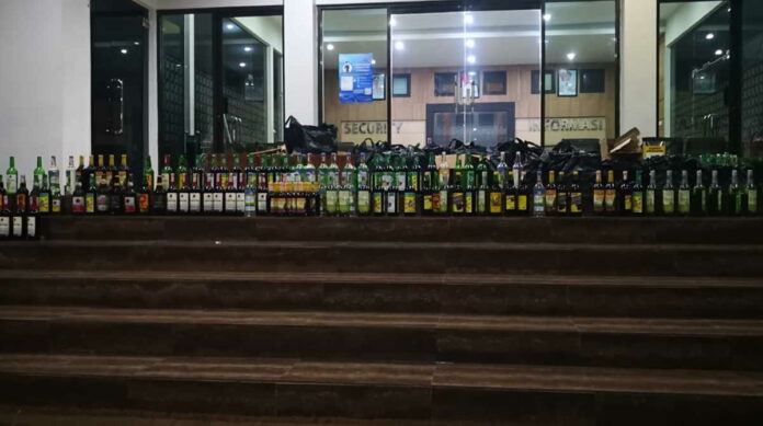 Ratusan Botol Miras di Pajang di Depan Kantor Pemkot Tasikmalaya, Bentuk Kekesalan Tokoh Agama