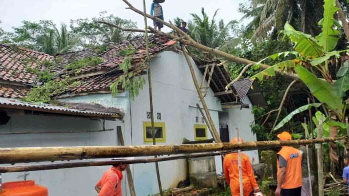 Rumah Warga Pamotan Pangandaran Rusak Tertimpa Pohon Tumbang