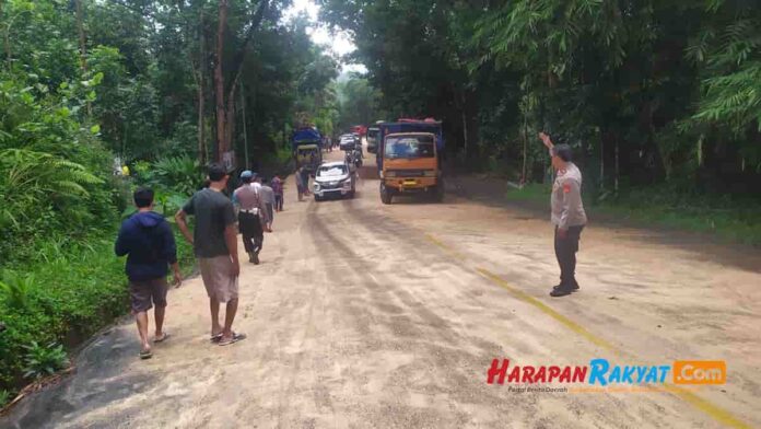 Truk Gagal Menanjak, Muatan Minyak Goreng Tumpah Sebabkan 11 Pemotor Tergelincir