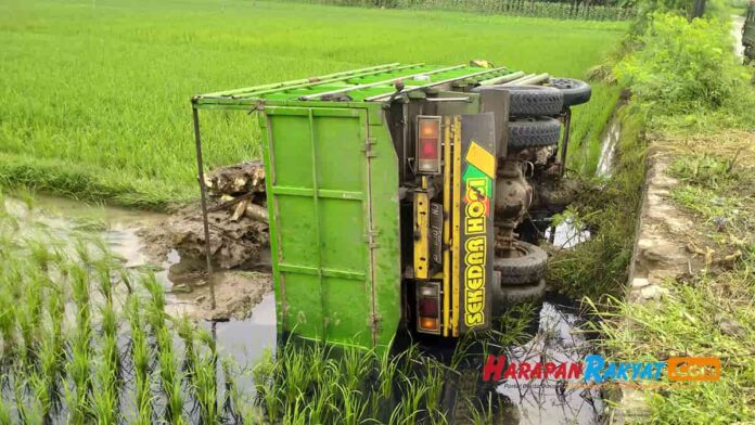 Truk Pengangkut Karang Terguling ke Sawah di Kota Banjar