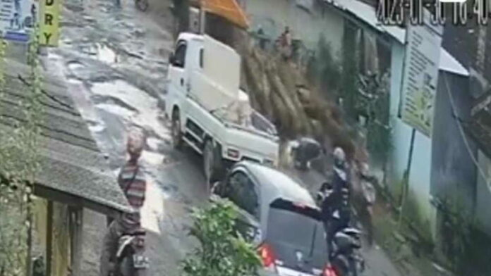Truk Pengangkut Kayu di Pati Jateng Terguling, Timpa Pemotor, Netizen Salahkan Kades