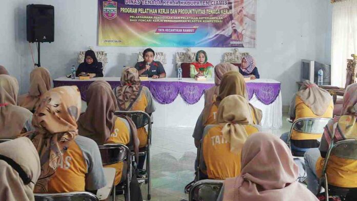 Tutup Pelatihan Tata Kecantikan Rambut, Disnaker Ciamis Harap Pencaker Mampu Berwirausaha