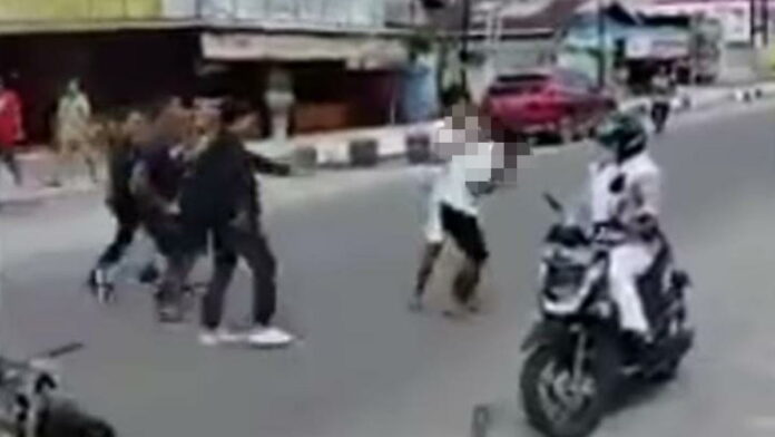 Viral, Pria Mabuk di Kotawaringin Timur Tabrakkan Motor ke Pengendara Lain, Berakhir di Massa