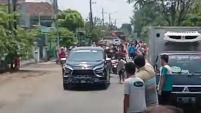Viral Video Pengendara Mobil Sebar Uang di Jalanan, Warga Dapat 2 Juta