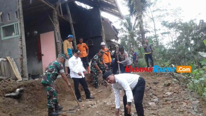longsor timpa rumah warga