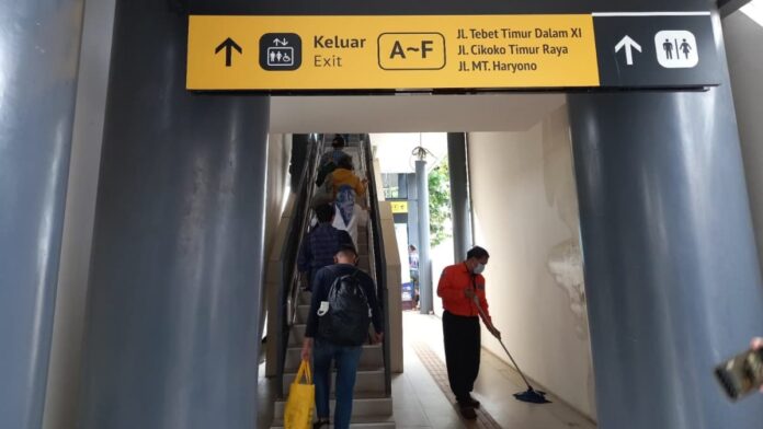tangga sempit transjakarta