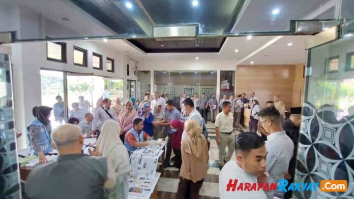 150 PNS dan non PNS di lingkungan Pemkot Tasikmalaya sedang menjalani tes urine