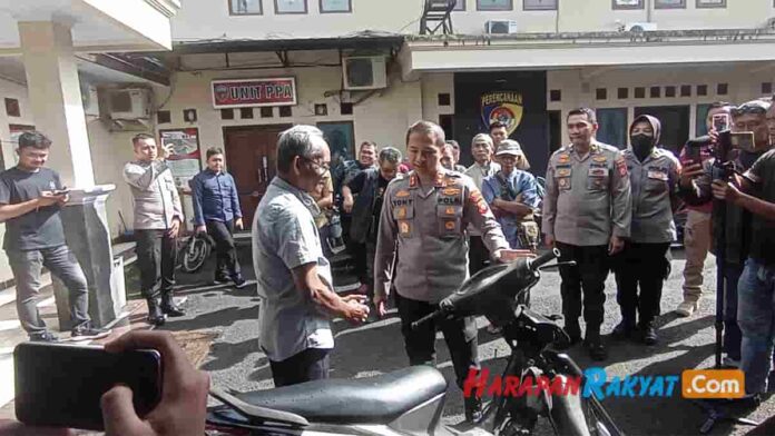 Ajat dan Devi Sumringah Dapat Kembali Motornya yang Hilang dari Polres Ciamis