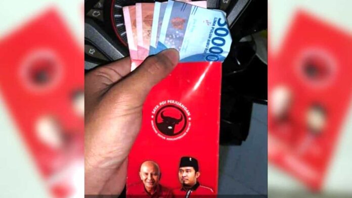 Bagi-bagi Angpao PDIP