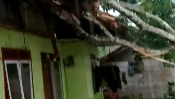 Angin kencang di Tasikmalaya
