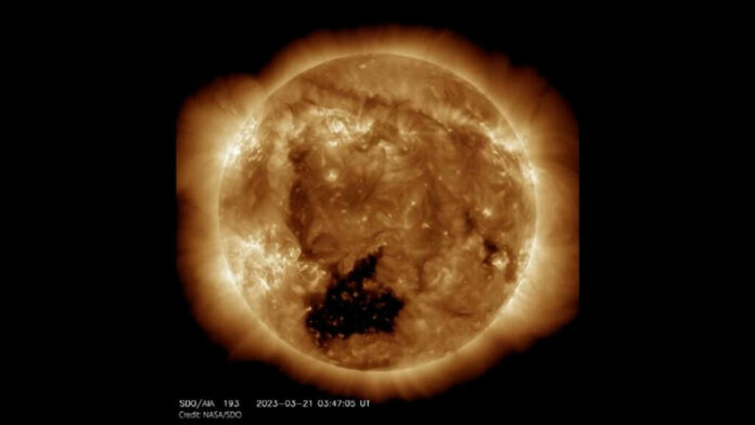 Atmosfer Matahari Retak, Terdapat Lubang Korona