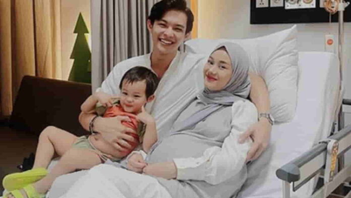 Dinda Hauw Lahirkan Anak Kedua, Putra Sulung Setia Menemani