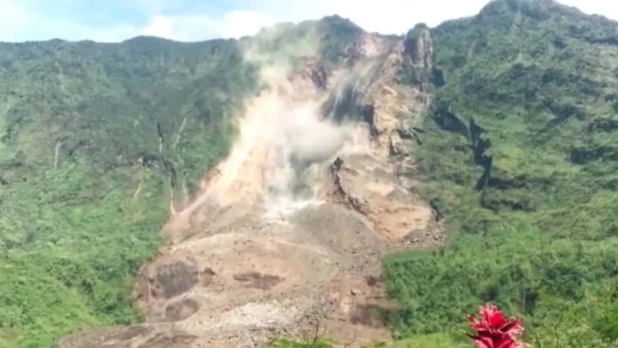 Dinding Kawah Gunung Galunggung Tasikmalaya Longsor.