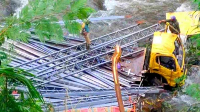 Truk pengangkut besi