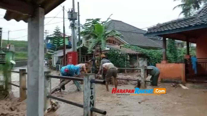 Jalan Raya Bayongbong Garut terendam banjir