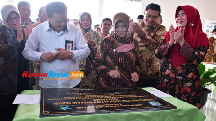 Kepala Perpusnas RI bersama Walikota meresmikan gedung Perpusda Kota Banjar