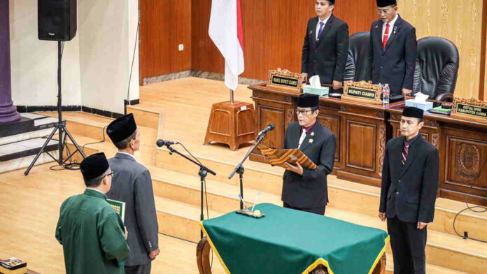 Nanang Permana Lantik Ipung Purwana Jadi PAW Anggota DPRD Ciamis