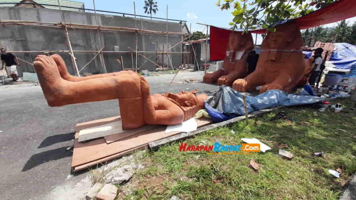 Patung Firaun Berukuran Besar