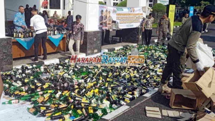Pemusnahan Ribuan Botol Miras Hasil Razia Pekat di Kota Tasikmalaya