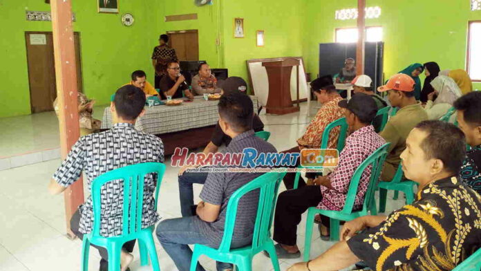 Puluhan KPM BPNT Serbu Kantor Desa Cikaso Ciamis