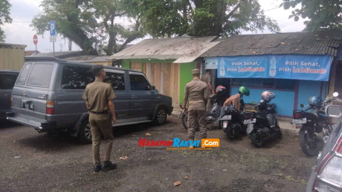 Nyemen di Warung Makan