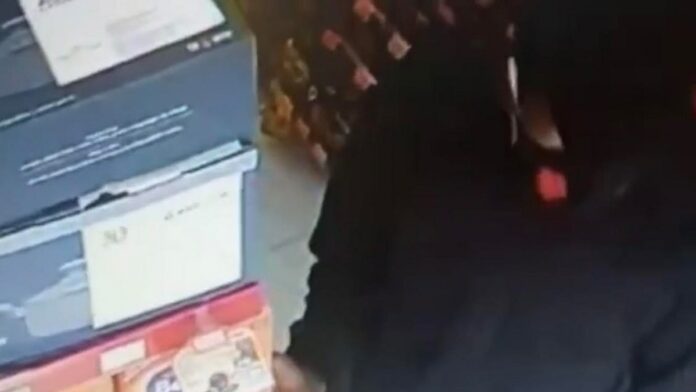 Seorang Pria Terekam CCTV Mengutil Susu Balita di Minimarket Bekasi