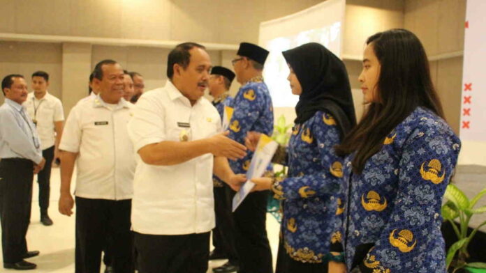 Serahkan SK PNS, Bupati Pangandaran Imbau Pegawai Disiplin