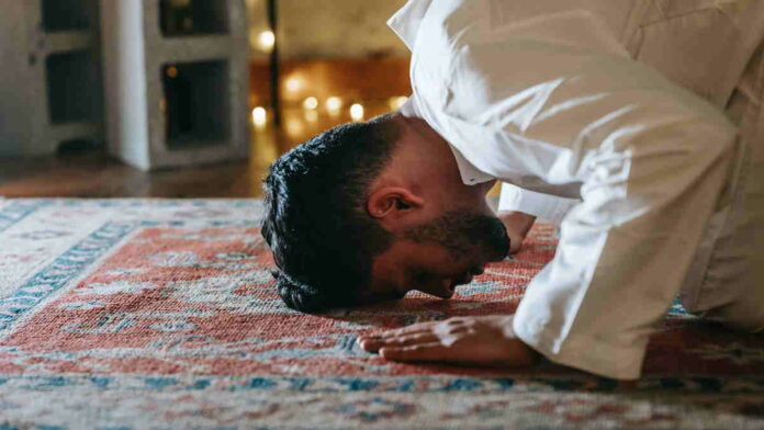 Sholat Jamaah dengan Bukan Mahram, Hukum dan Penjelasannya