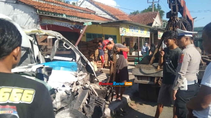 Tabrakan ambulans vs truk di Pangandaran