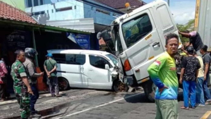 Tabrakan Mobil Nissan Vs Truk Tronton di Cikoneng Ciamis